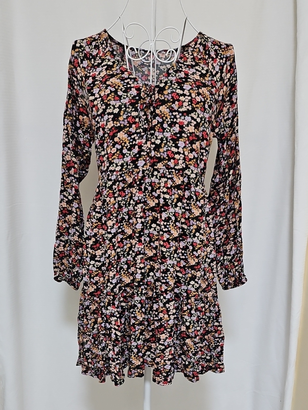 Sz Sm. Run Big. Floral Long-Sleeve Tiered Mini Dress - Black Floral